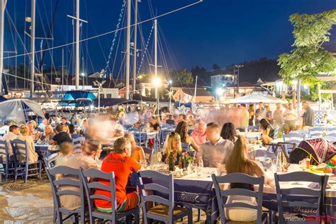 Matteo Colombo Travel Photography | People eating out in the harbour of ...