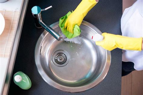 Best Baking Soda and Vinegar Cleaning Solutions | Reader's Digest