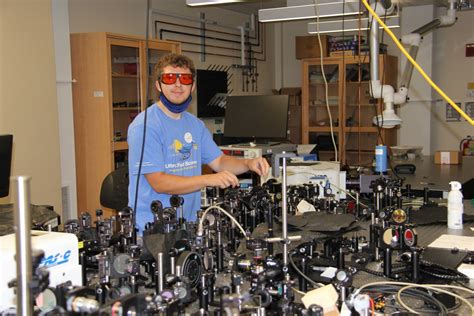 Physics lab captures the first single-shot snapshot of glass ionization | Binghamton News