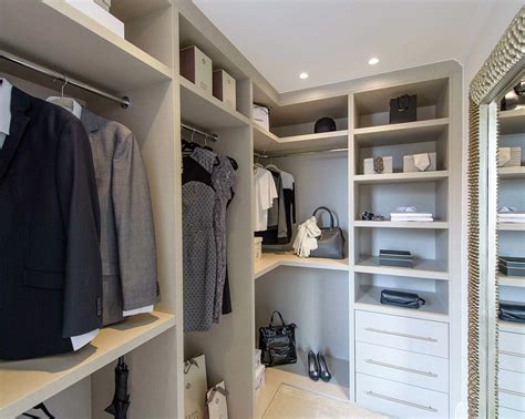 Modern Walk In Wardrobes: Luxury Walk In Closets by Draks