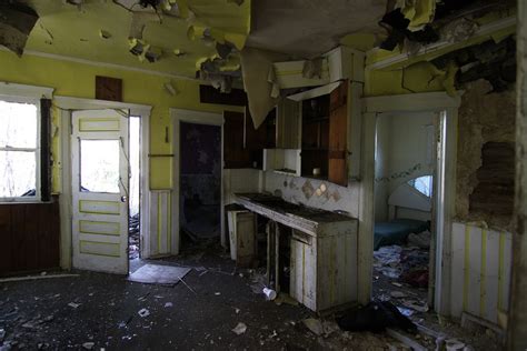 Abandoned House Interior Detroit Michigan[OC][5184 x 3456] | Old abandoned houses, Abandoned ...