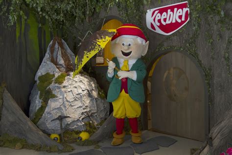 See A Fudge Volcano At The Keebler Elf’s Hollow Tree Pop-Up