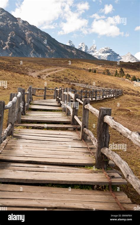 Yulong Xue Shan Mountain range, also known as Jade Dragon Snow Mountain, from Yak Meadow ...