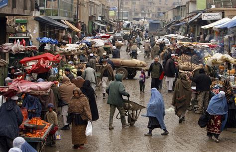 File:Afghan market teeming with vendors and shoppers 2-4-09.jpg - Wikipedia
