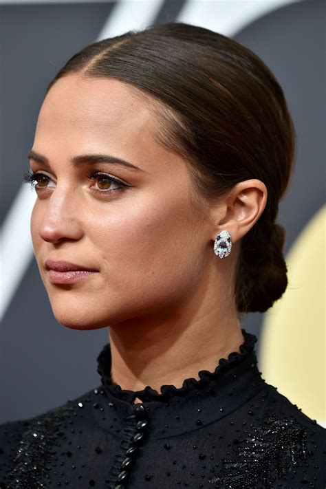 Best Beauty Looks At The Golden Globes 2018 | British Vogue Alicia Vikander Style, Guest Hair ...