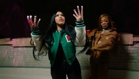 Cardi B e GloRilla se aventuram pela cidade no clipe de "Tomorrow 2"