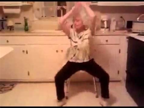 funny old lady dancing in the kitchen to music | Old lady dancing ...