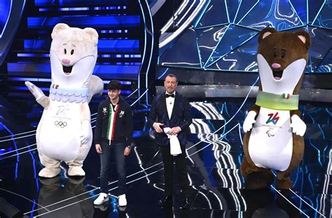 Sanremo 2024, ecco le mascotte di Milano-Cortina 2026: la storia degli Ermellini