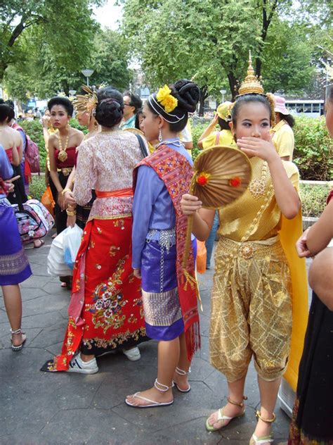 Free Image: Thai girls in traditional clothing | Libreshot Public Domain Photos