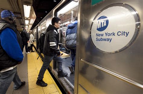 Manhattan subway train collision causes derailment, 24 injured - EFE ...