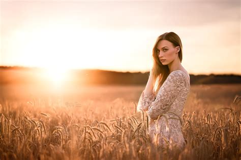 The Story Behind these Simple & Stunning Natural Light Portraits - 500px