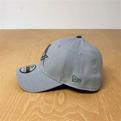 New Era 39Thirty stretch fit in Snow Grey / Grip or Token