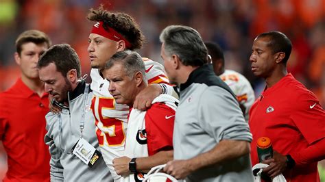 Patrick Mahomes Knocked Out of Game by a Knee Injury - The New York Times