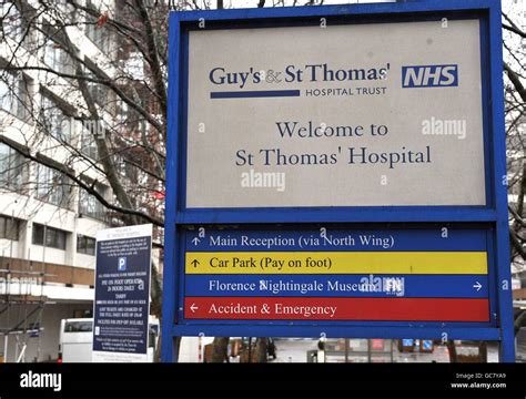 Parking at hospitals. Parking signs at St Thomas' Hospital Stock Photo ...