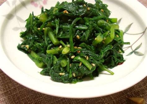 Aromatic Chrysanthemum Leaves with Garlic Recipe by cookpad.japan - Cookpad