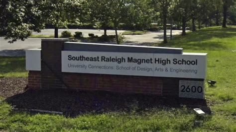 1 Student Killed, 1 Hospitalized in Stabbing at North Carolina High School | NTD