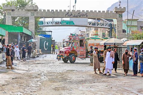 Afghan-Pakistan border crossing re-opens after fighting | Borneo ...