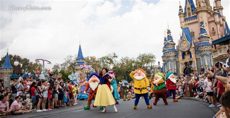 7 Do's & Don'ts for Parade Viewing at Magic Kingdom – DisneyLists.com