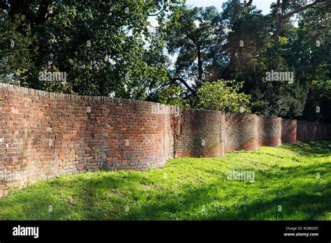 Crinkle Crankle wall, Easton, Suffolk, England Stock Photo - Alamy