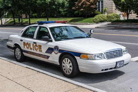 File:US Capitol Police Cruiser Ford Crown Vic fr.jpg - Wikimedia Commons