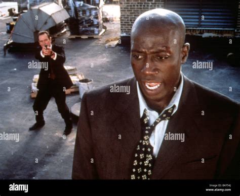 U.S. MARSHALS (1998) US MARSHALS (ALT) TOMMY LEE JONES, WESLEY SNIPES USM 002 Stock Photo - Alamy