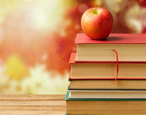 Books and apple, apple, table, books, fruits, HD wallpaper | Peakpx