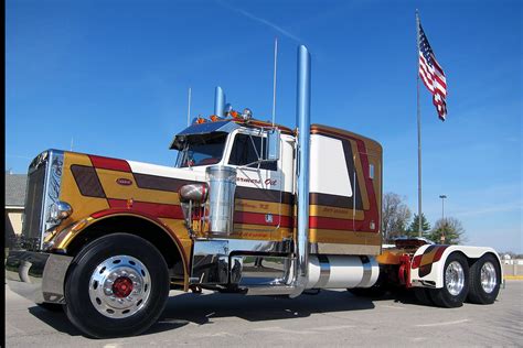 Peterbilt 359 | The paintscheme gives it a classic look but … | Flickr