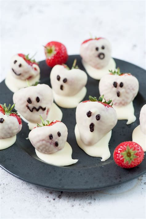 Strawberry Ghosts (Halloween Chocolate Covered Strawberries)