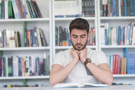 Siswa Belajar Di Perpustakaan Sekolah Satu Universitas Anak Laki Laki Foto Latar belakang Dan ...