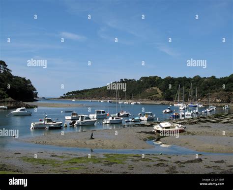 Riec-sur-Belon, Belon river, Finistere, Bretagne,Brittany, France Oyster park Stock Photo - Alamy