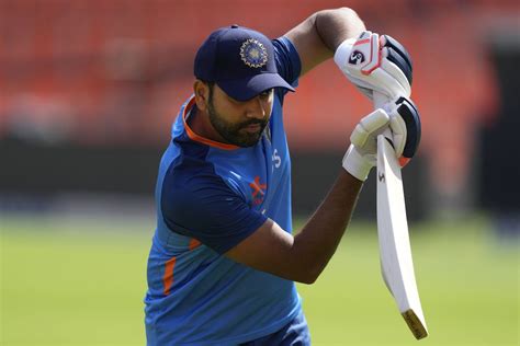 Rohit Sharma keeps his eyes on the ball while batting | ESPNcricinfo.com