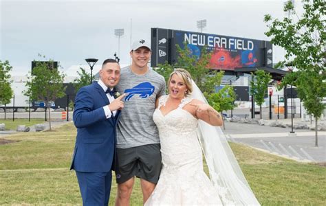 Wedding crasher: Bills rookie Josh Allen makes newlyweds’ weekend – The Buffalo News