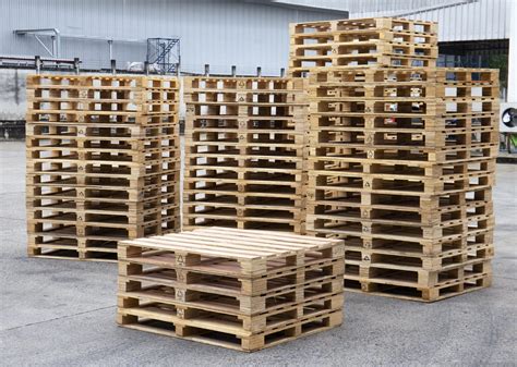 Stack wooden pallets for industrial and shipment transport - Useful DIY Projects