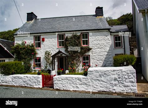 Traditional welsh cottage hi-res stock photography and images - Alamy