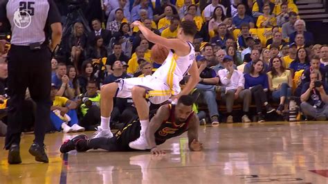 Golden State Warriors guard Klay Thompson exits briefly with leg injury ...