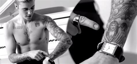 WATCH: Justin Bieber awkwardly shows off his Selena Gomez Tattoo