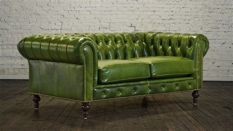 Green leather loveseat for a natural impact in a living area | Ev dekorasyon fikirleri, Yatak ...