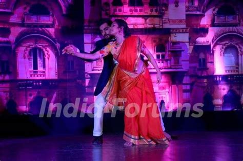 Siddhant Karnick and Drashti Dhami Practices on the Sets of Ek Tha Raja ...