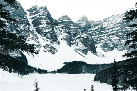 A rare sight of Moraine Lake in winter · Free Stock Photo