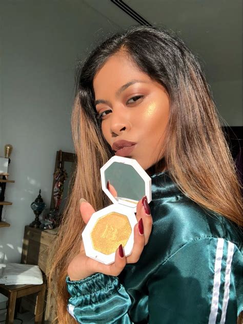 Reviewed: Fenty Beauty Trophy Wife Highlighter - The tropical buzz