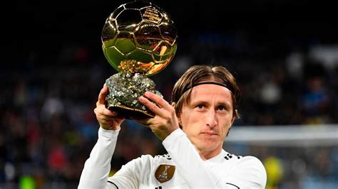 Foot/Espagne: Modric a présenté son Ballon d'Or au Bernabéu - Eurosport