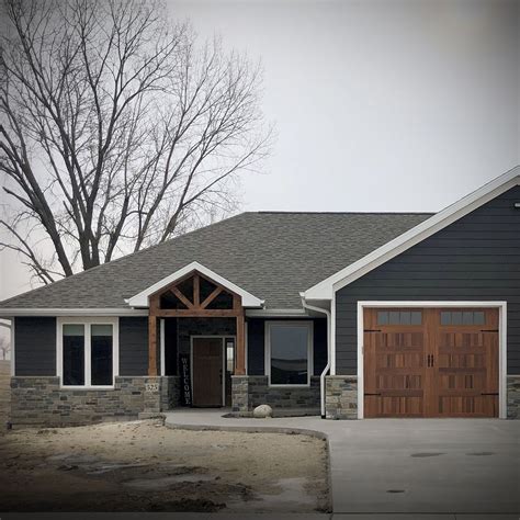 black siding house with stone - Ruling Weblogs Efecto