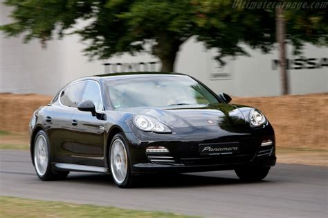 Porsche Panamera 4S High Resolution Image (4 of 6)