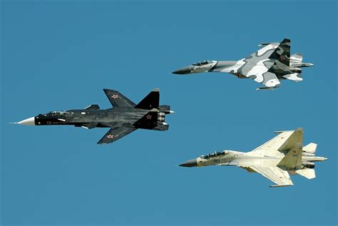Archivo:Sukhoi Su-47 in formation, 2005.jpg - Wikipedia, la ...