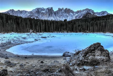 Lago di Carezza ghiacciato e Latemar dopo l'alba.... | JuzaPhoto