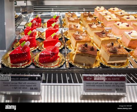 Cafe counter cakes -Fotos und -Bildmaterial in hoher Auflösung – Alamy