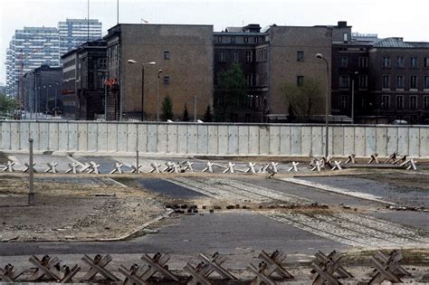 East German border claimed 327 lives, says Berlin study - BBC News