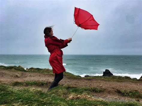 Scotland set to be battered by high winds as experts warn of travel CHAOS