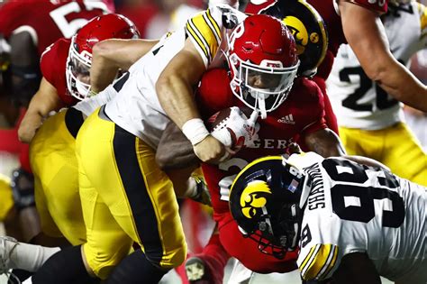 Iowa Hawkeyes' Defense Historically Good So Far in 2022 [PHOTOS]