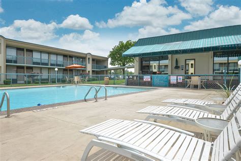 Discount Coupon for Lamplighter Inn and Suites in Pittsburg, Kansas - Save Money!